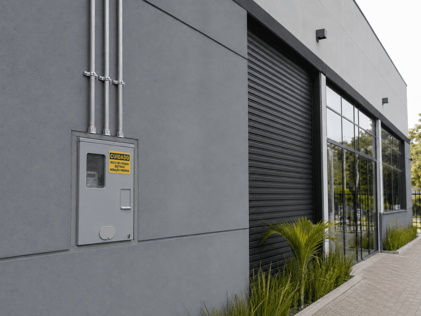 Atraso da distribuidora na GD: direitos e o papel da bateria